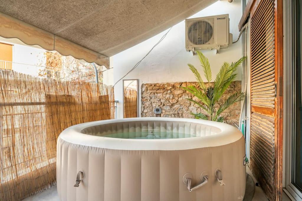 Openair Hot Tub/Big Balcony/Great Boutique Apt Athens Exterior photo